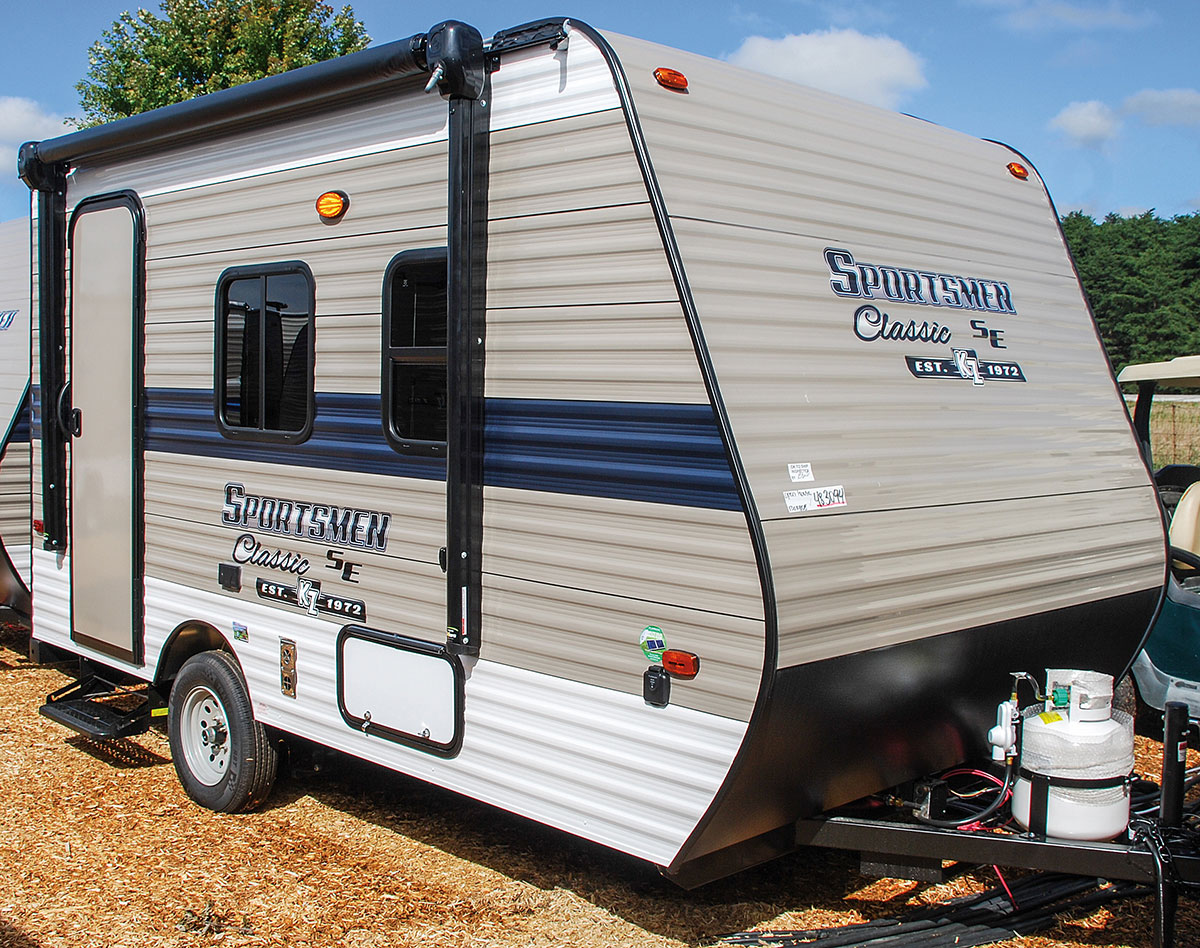 ultra light travel trailers with king size beds