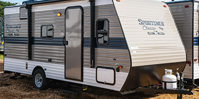 2019 KZ RV Sportsmen Classic SE 180BHSE Travel Trailer Show Exterior Front 3-4 Door Side